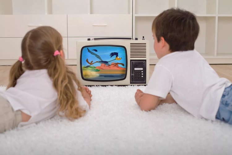 Дети смотрят телевизор